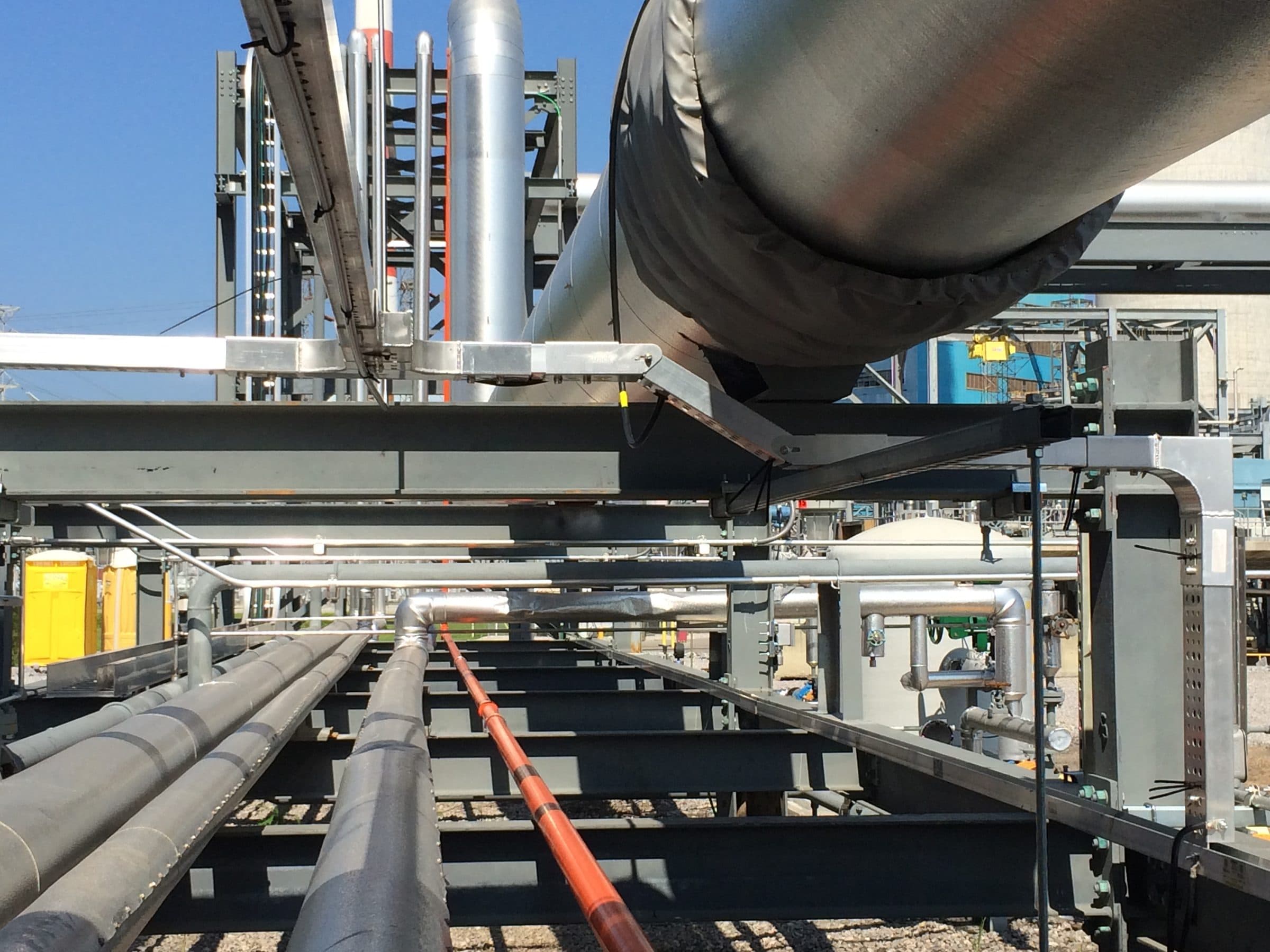 Process plant pipe rack with instrument tubing and cable tray runs